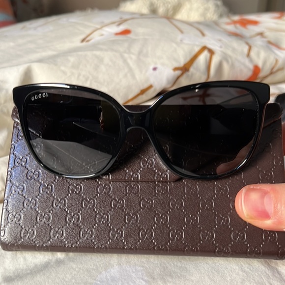 Gucci black sunglasses with gold logo - Picture 9 of 14